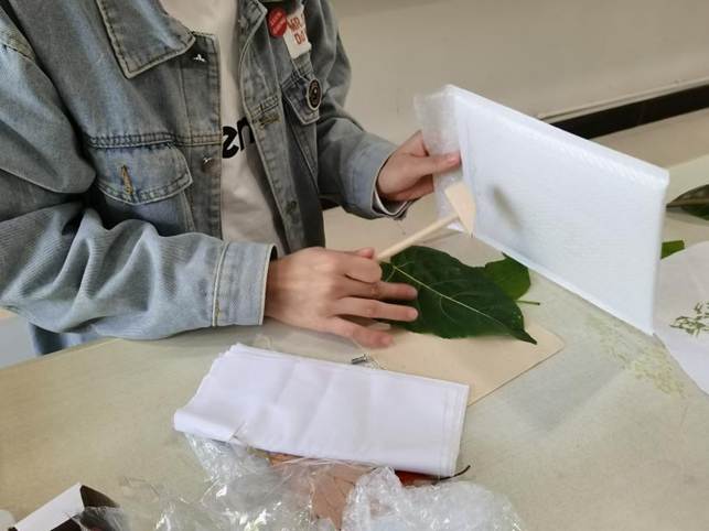 人在吃东西 AI 生成的内容可能不正确。