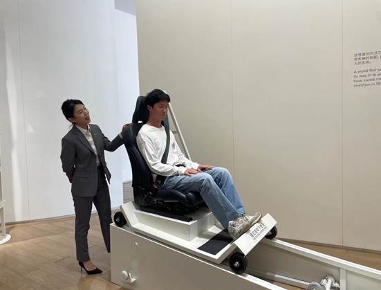 图片包含 男人, 行李, 站, 女人描述已自动生成