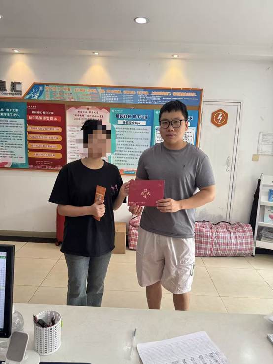 一些人站在室内 AI 生成的内容可能不正确。