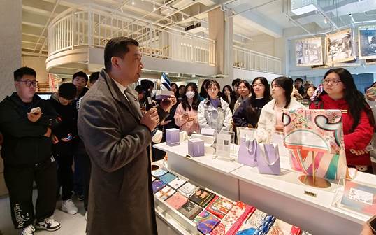 一群人站在桌子边描述已自动生成