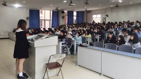 人们站在房间里中度可信度描述已自动生成